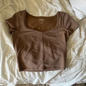 Hollister light brown cropped tee